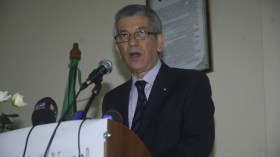 بابا أحمد: من غير الممكن مراجعة القانون الأساسي الجديد