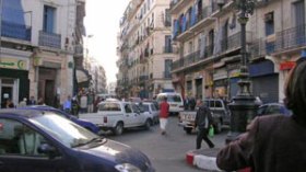 البائعات المتنقلات يطرقن الأبواب فتستقبلهن الإهانات والتحرشات والاعتداءات