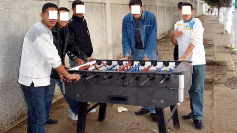 منحرفون يروِّجون المخدرات تحت غطاء “البابي فوت” و”البليار”