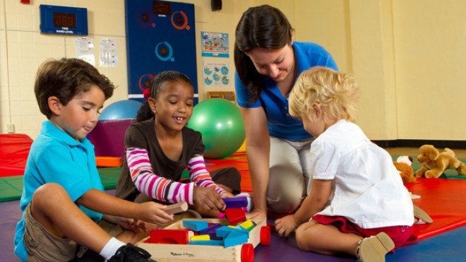 أولاد منقسمون بين غريزة الأمومة وحضن المربية