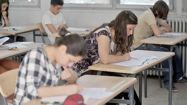 أسئلة اليوم الثالث من “الباك”.. تخلط أوراق الأدبيين والعلميين