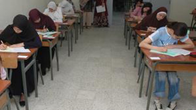 نقابات التربية تتهم الوزارة بالتلاعب مستقبل التلاميذ لتهدئة الشارع