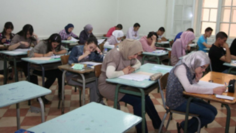 من يسلم ورقته بيضاء مجبر على توقيع تعهد كتابي