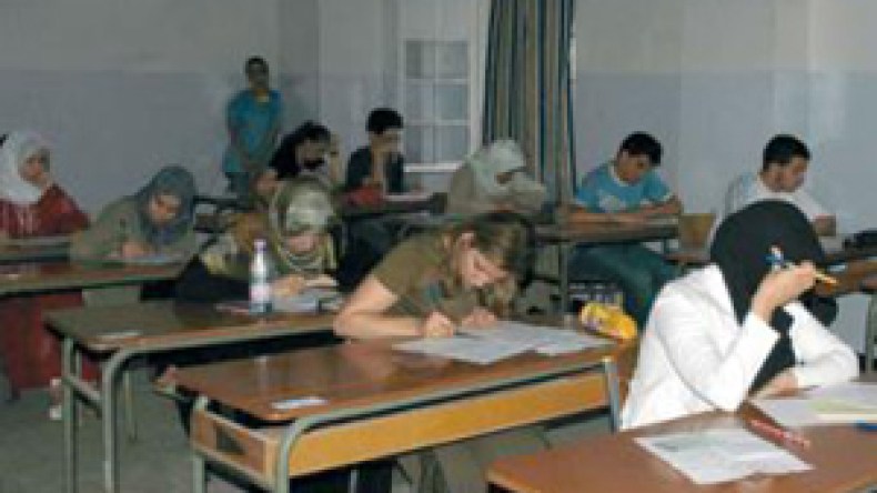 أستاذة لمساعدة المعاقين حركيا وبصريا