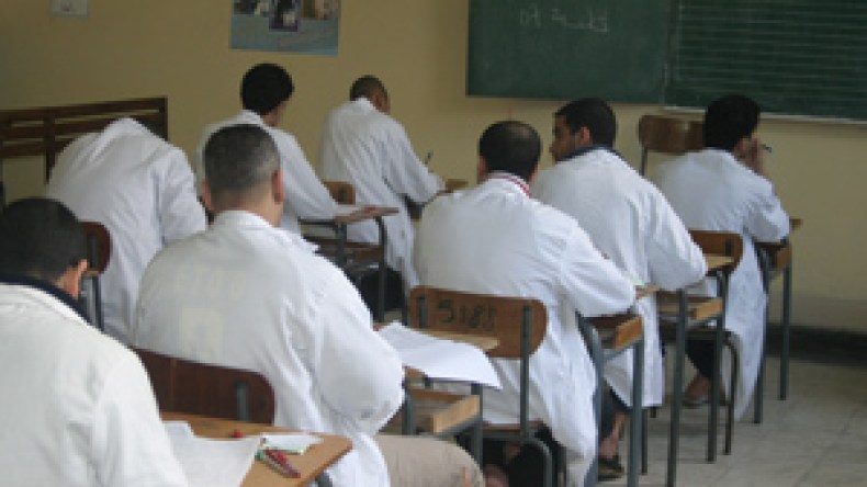 حراس الإمتحانات بالسجون يرفضون تسلّم استدعاءاتهم والنقابات تشكك في نزاهة الحراسة