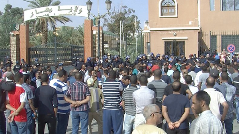 قرية مازر ببشار تشيع جثمان “أحمد ياسين” على وقع الإغماءات