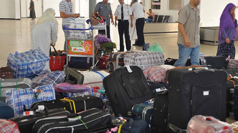 موظفون بمصلحة الأمتعة في المطار يستولون على تلفاز مسافر!