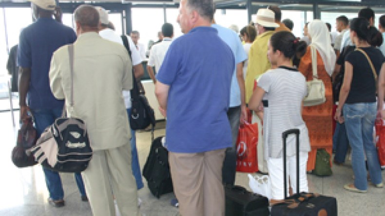 المغتربون يحّولون “فوضويا” 4 مليار أورو من أوروبا إلى الجزائر سنويا