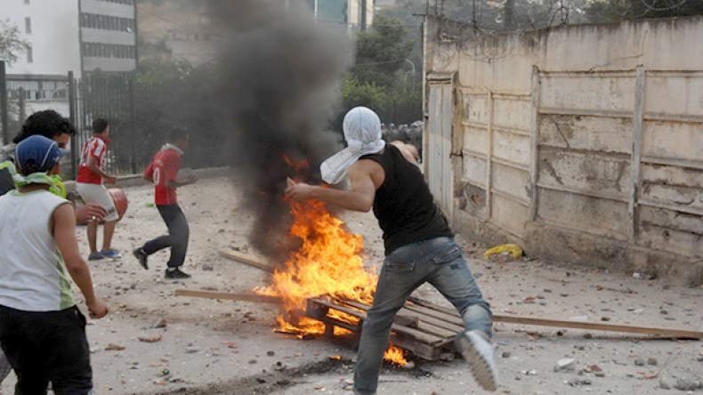 جرحى وتحطيم سيارات في “حرب شوارع” ببريكة وقسنطينة