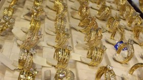 توقيف مسافر هرب 150 خاتم ذهبي من فرنسا