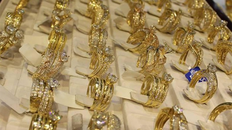 توقيف مسافر هرب 150 خاتم ذهبي من فرنسا