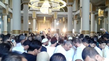 الصلاة.. بـ”البادج”!