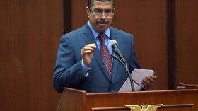الحكومة اليمنية تعود إلى عدن بعد شهور من العمل بالخارج