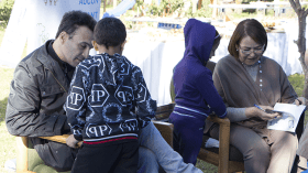 بهية رشدي وعثمان أوجي يهديان كتابهما بالتوقيع إلى براعم مركز الطفولة المسعفة بدرارية