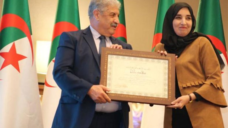 صحفية “الشروق” أسماء بهلولي تفتك جائزة رئيس الجمهورية