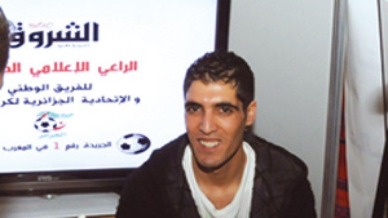 باقي‭ ‬بوخالفة‭ ‬يوقع‭ ‬بيعا‭ ‬بالإهداء‭ ‬بجناح‭ ‬‮”‬الشروق‮”‬‭ ‬