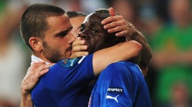 لقطة طريفة بين الإيطاليين بونوتشي وبالوتيلي!