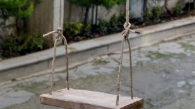 وفاة طفل بحبل أرجوحة بالبرواقية