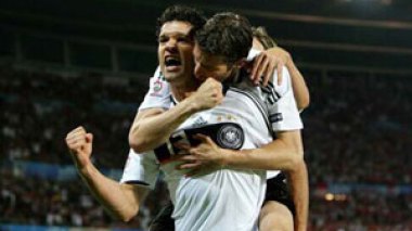 Ballack cracker sends Germany through