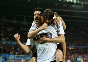 Ballack cracker sends Germany through