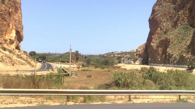 الجيش يضع سياجا فاصلا في مرسى ابن مهيدي الحدودية