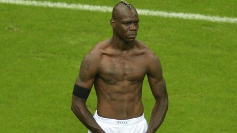 بالوتيلي: حصلت على إنذار بسبب غيرة الحكم من جسدي