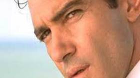 أنطونيو بانديراس يطالب بسرعة التدخل لمساعدة جوعى الصومال-فيديو-