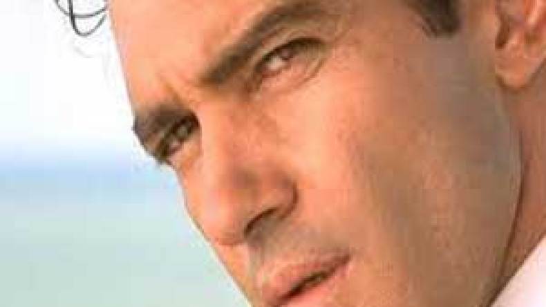 أنطونيو بانديراس يطالب بسرعة التدخل لمساعدة جوعى الصومال-فيديو-