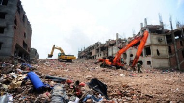 Bangladesh: une survivante retrouvée dans les ruines de l'immeuble