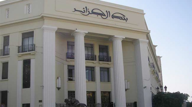 أزمة سيولة “خانقة” بالبنوك التجارية!
