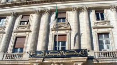 Laksaci promet l’émission davantage de nouveaux billets de 2000 DA et le retrait de ceux de 200 DA abîmés