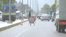 شاب يمزق بدلة شرطي لأنه طلب منه وثائق السيارة