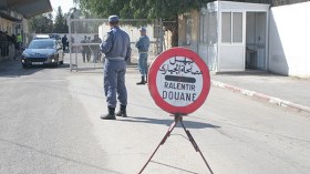 حبس جمركيين بسبب 7 آلاف دولار بحوزة دبلوماسي أمريكي بالمطار