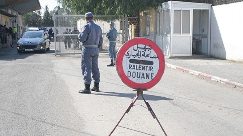 حبس جمركيين بسبب 7 آلاف دولار بحوزة دبلوماسي أمريكي بالمطار