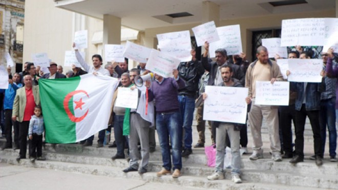 وقفة احتجاجية لأعضاء “حركة بركات” بعنابة تنديدا بالعهدة الرابعة