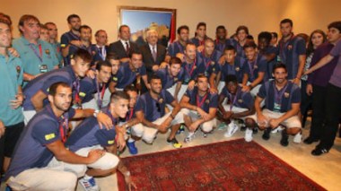 Les joueurs du FC Barcelone accueillis comme des chefs d'État en Palestine