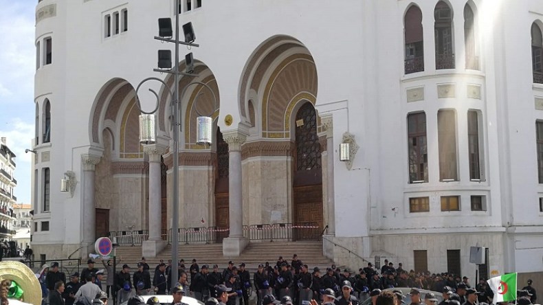 هذا سبب منع المتظاهرين من صعود سلالم البريد المركزي