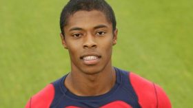 ملثمون يعتدون على نجم ليون “باستوس” ويحرقون سيارته