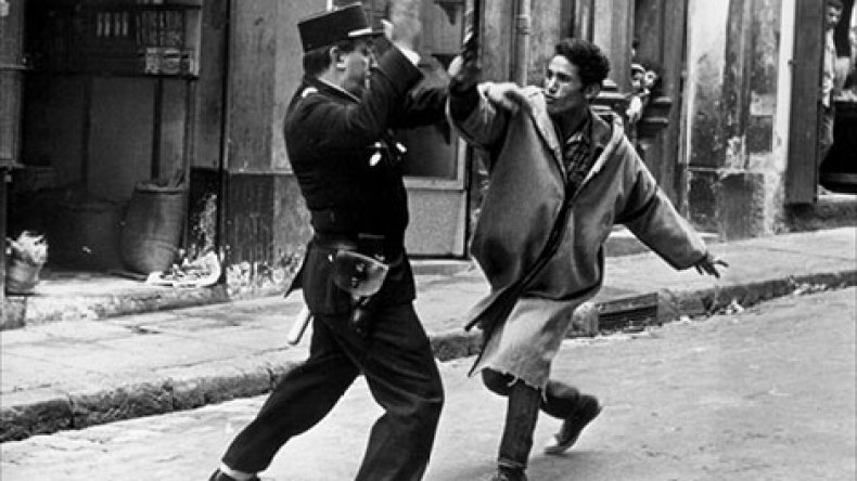 مجلة بريطانية تصنف فيلم “معركة الجزائر” من بين أفضل 50 فيلما تاريخيا