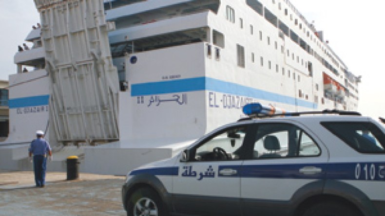 توقــيف  أعـــــوان  شـــــرطة  وبحـــــرية  بميناء  العــــاصمة  يهربون ''الحـــــــراڤة'' مقــــــابل  1500 أورو  لـ ''الرّأس “