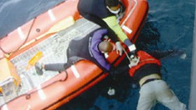 انتشال جثتين في حادثة غرق باخرة تجارية والبحث عن عدة مفقودين بتنس