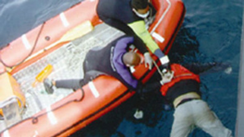 انتشال جثتين في حادثة غرق باخرة تجارية والبحث عن عدة مفقودين بتنس