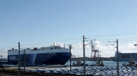 بواخر محملة بالسيارات عالقة في الموانئ!