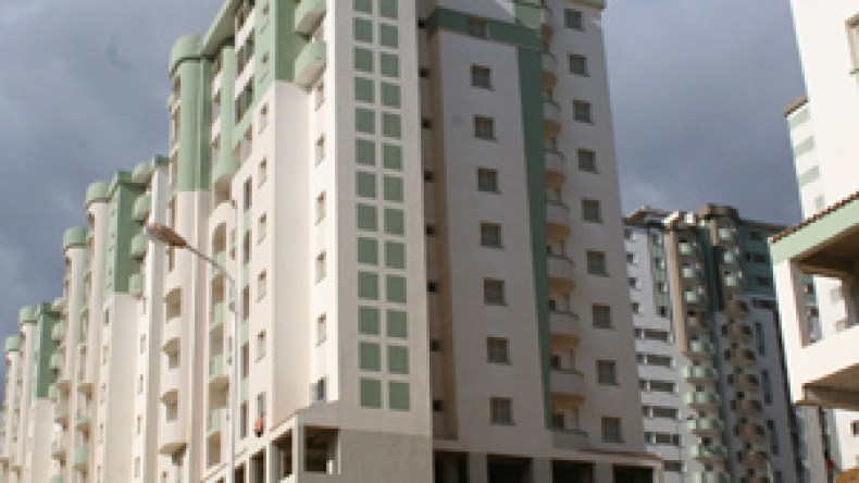 تكليف القضاة بالتأشير على قوائم المستفيدين من السكن الإجتماعي