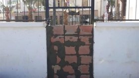 بالصور.. محتجون على قائمة السكن بباتنة يغلقون مقر بلدية بجدار إسمنتي