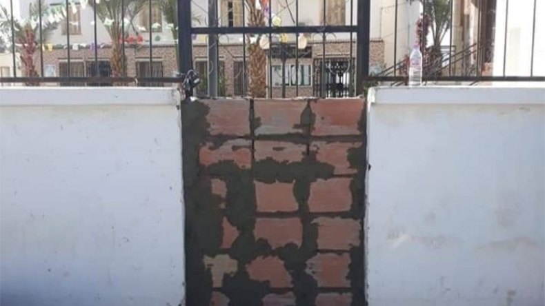 بالصور.. محتجون على قائمة السكن بباتنة يغلقون مقر بلدية بجدار إسمنتي