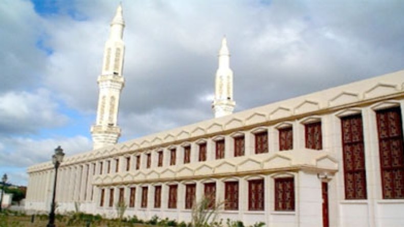 الشاب المتنصر بباتنة ينطق بالشهادتين بين أيدي الإمام