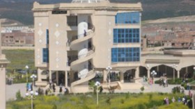 طلبة يغلقون  الأبواب بالسلاسل.. ومعارضون يفتحون الأقفال بالفؤوس والكلاب!!