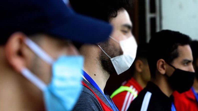 مواطنون يرتدون الكمامة ويستغنون عن التباعد