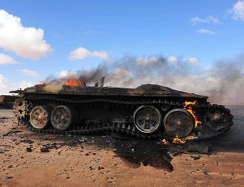 Libye: l'Otan détruit par erreur un char pris aux pro-Kadhafi, 4 morts